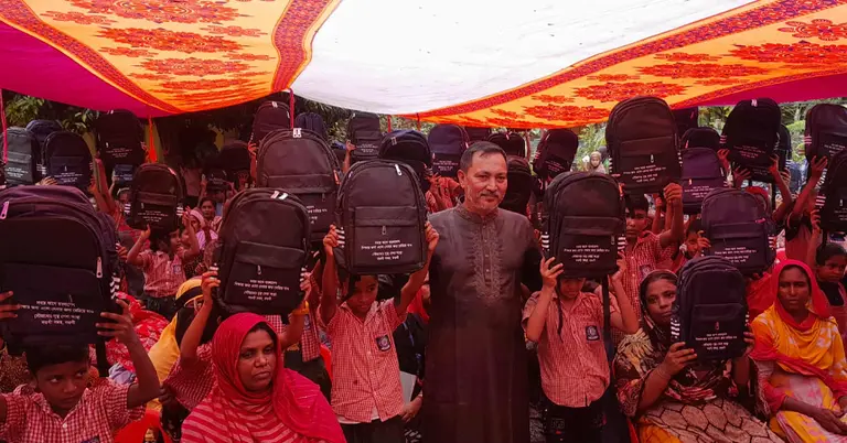 শিক্ষার্থীদের শিক্ষা উপকরণ বিতরণ